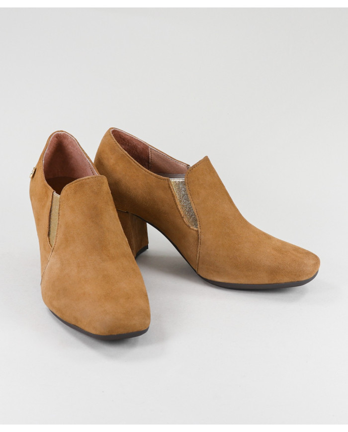 Ms. Ginova Botins with Golden Elastics