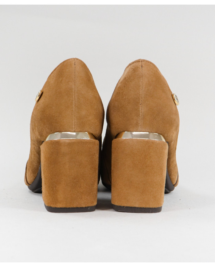 Ms. Ginova Botins with Golden Elastics