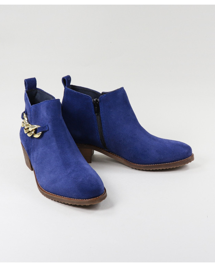 La señora Ginova botas con cadenas