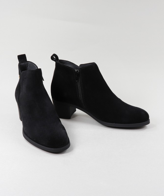 Ginova Medium Heeled Boots