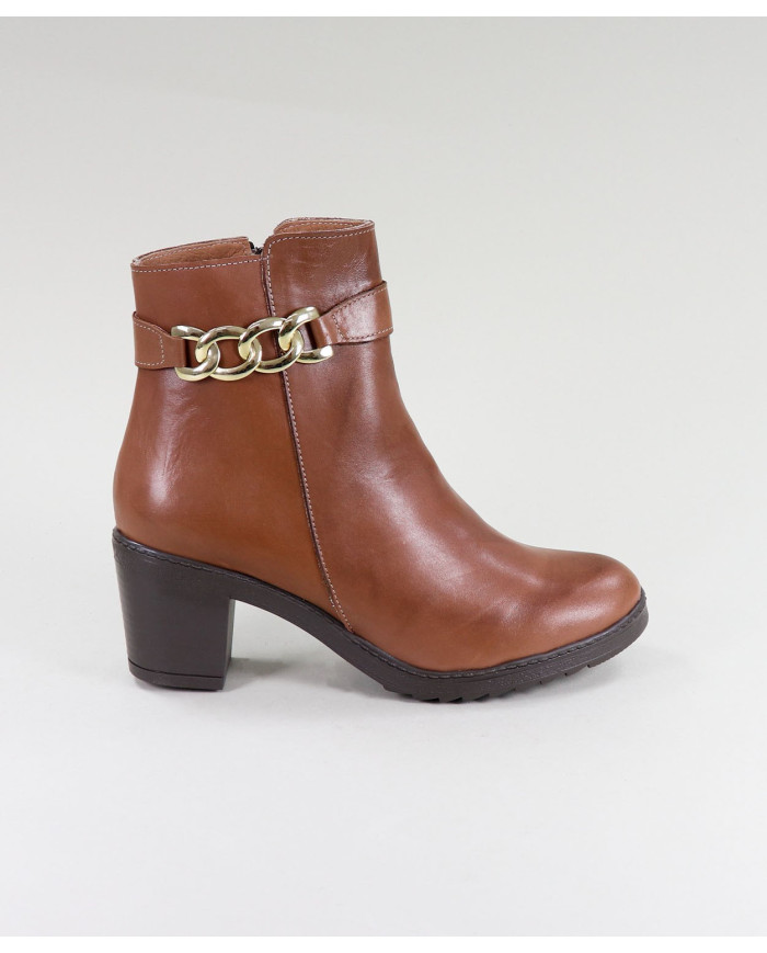 La señora Ginova botas con cadenas