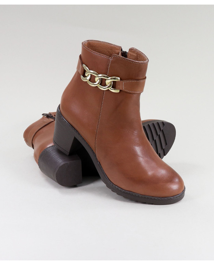 Camel Boots of Lady Ginova with Chains