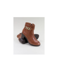 La señora Ginova botas con cadenas