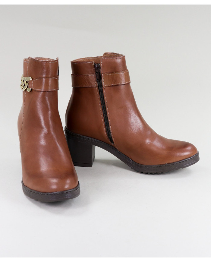 La señora Ginova botas con cadenas