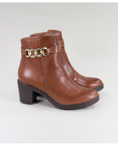 La señora Ginova botas con cadenas