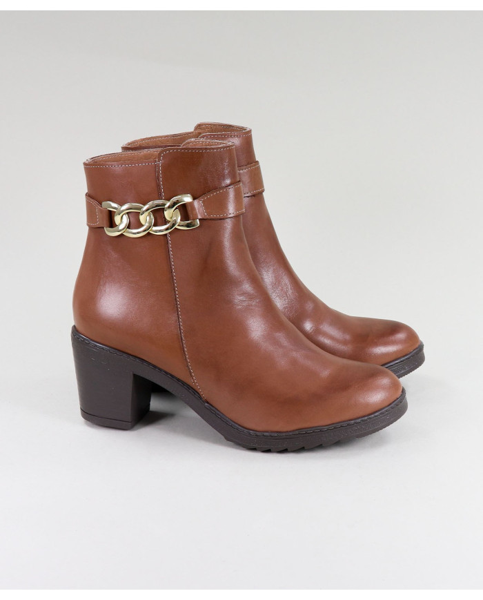 Camel Boots of Lady Ginova with Chains