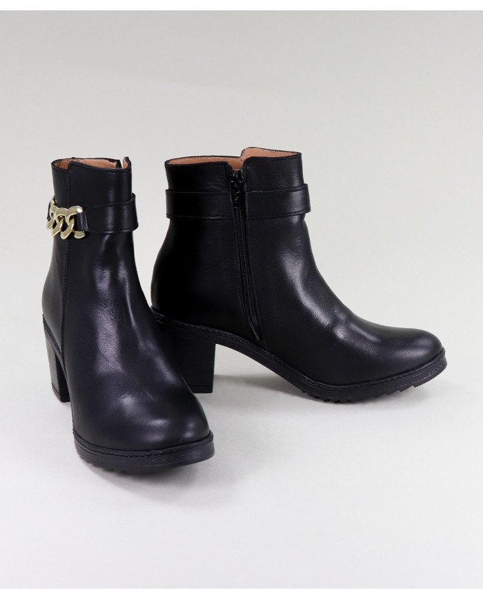 La señora Ginova botas con cadenas
