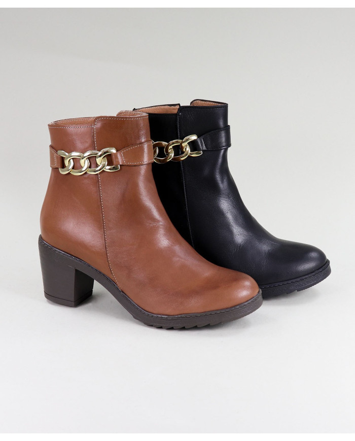 La señora Ginova botas con cadenas