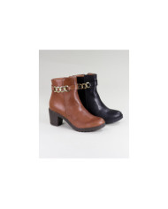 La señora Ginova botas con cadenas