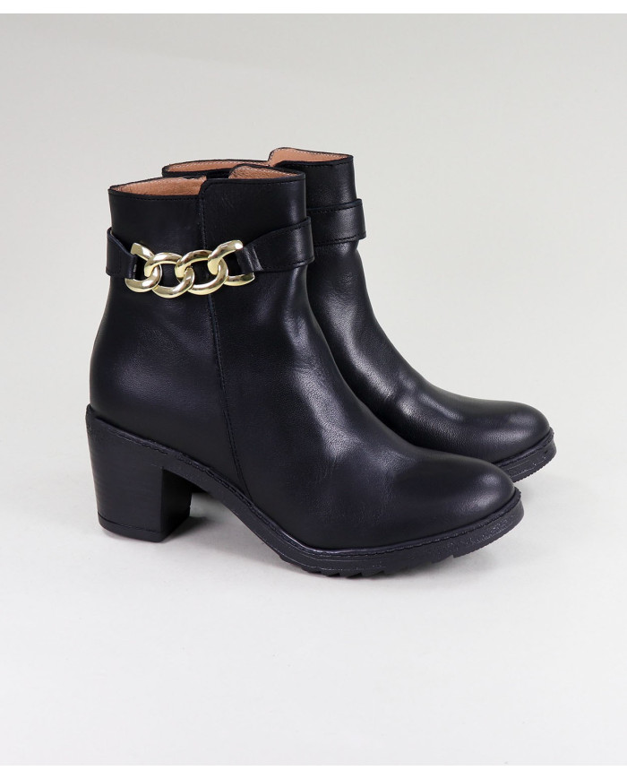 La señora Ginova botas con cadenas
