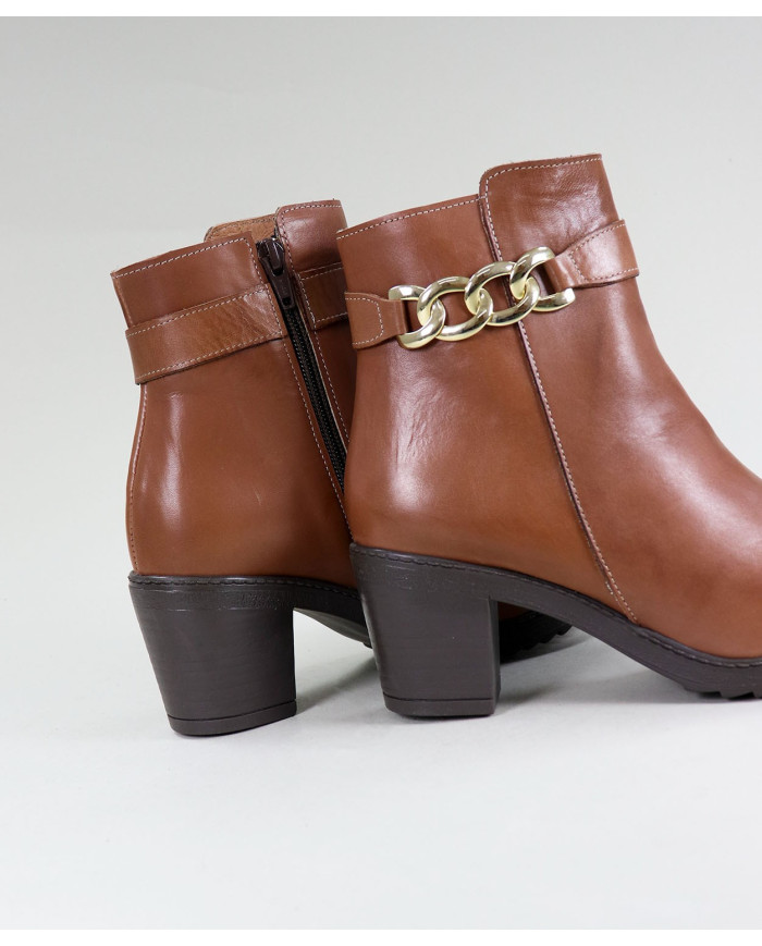 Camel Boots of Lady Ginova with Chains