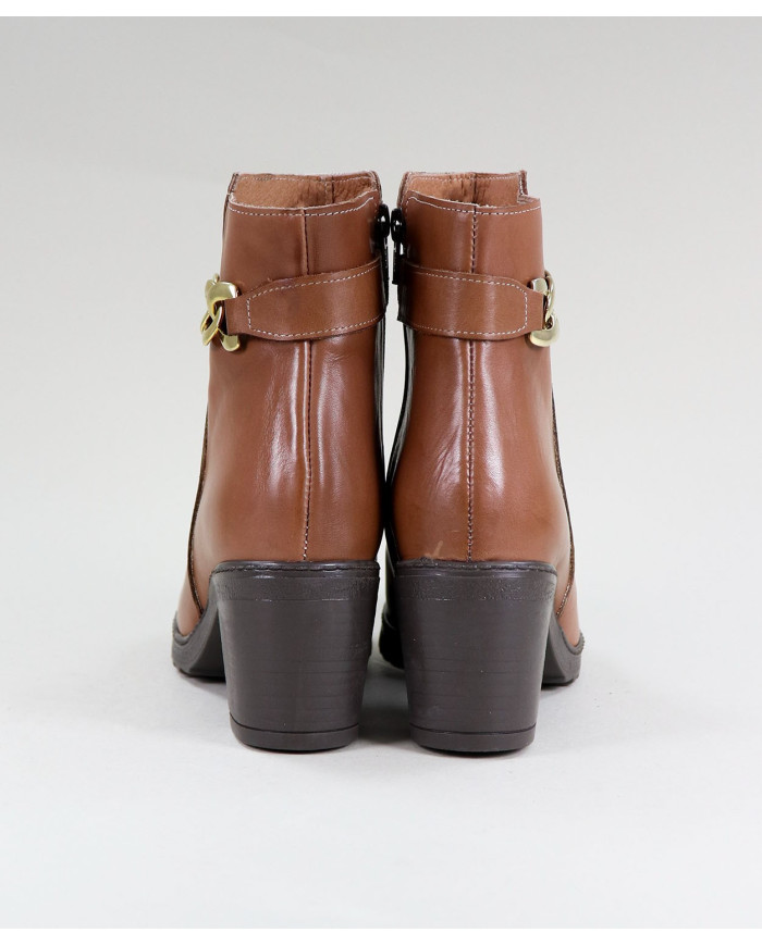 La señora Ginova botas con cadenas