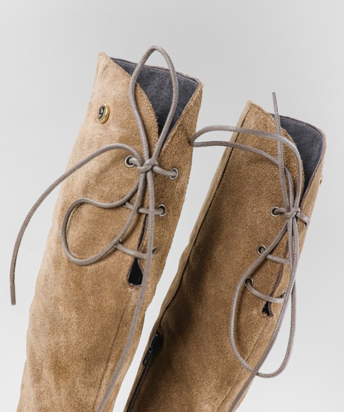 Botas Rasas Taupe com Cano Alto Ginova