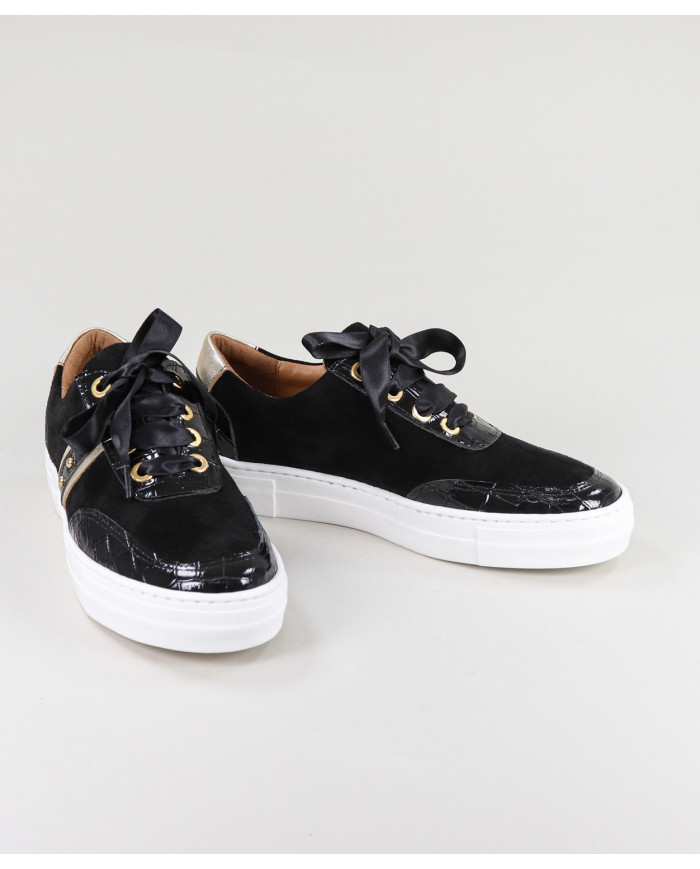 Black Lady Ginova shoes with Details in Golden