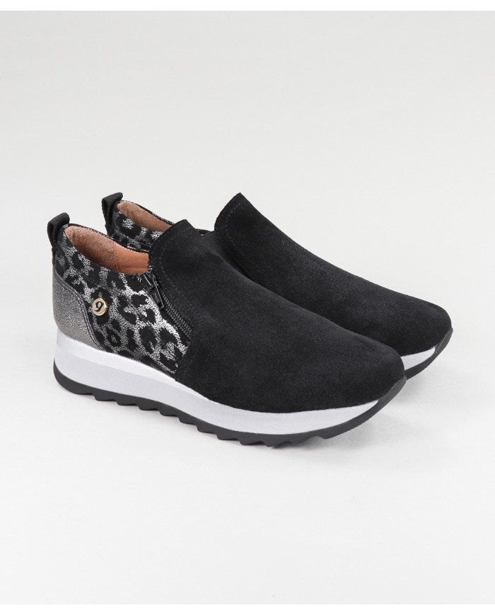 Lady Ginova's Black Sneakers with Close on the Lateral