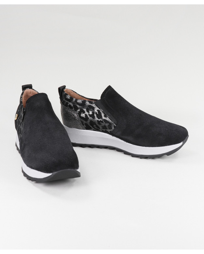 Lady Ginova's Black Sneakers with Close on the Lateral