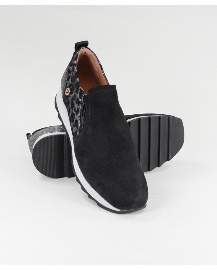 Lady Ginova's Black Sneakers with Close on the Lateral