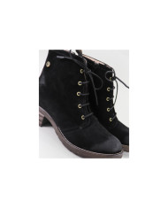 La señora Ginova Botas con Wholesalers