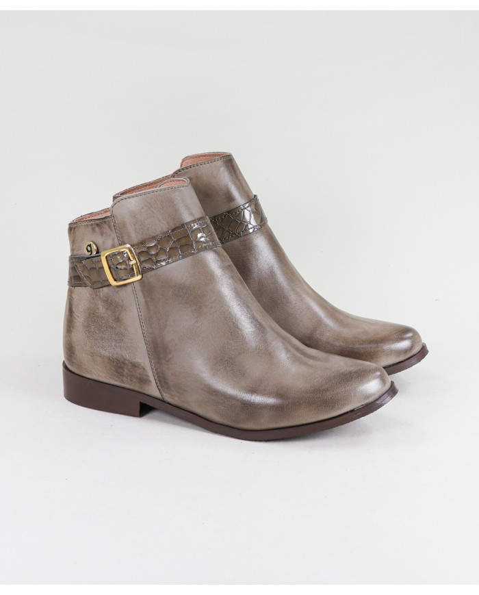 Taupe Boots of Lady Ginova with Buckle