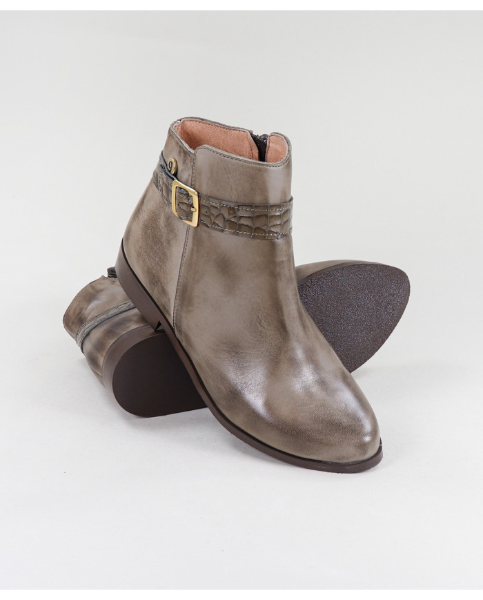Taupe Boots of Lady Ginova with Buckle