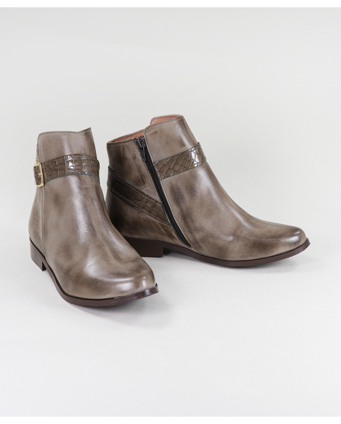 Taupe Boots of Lady Ginova with Buckle