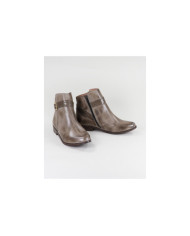 Taupe Boots of Lady Ginova with Buckle