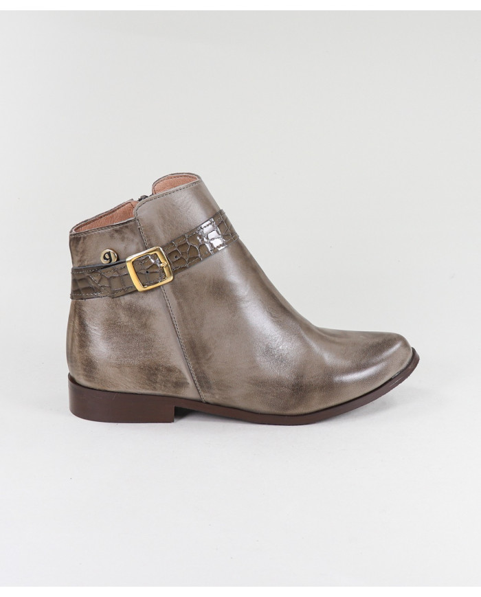 Taupe Boots of Lady Ginova with Buckle