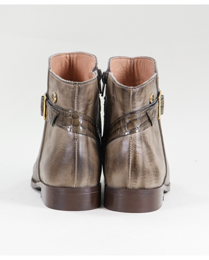 Taupe Boots of Lady Ginova with Buckle