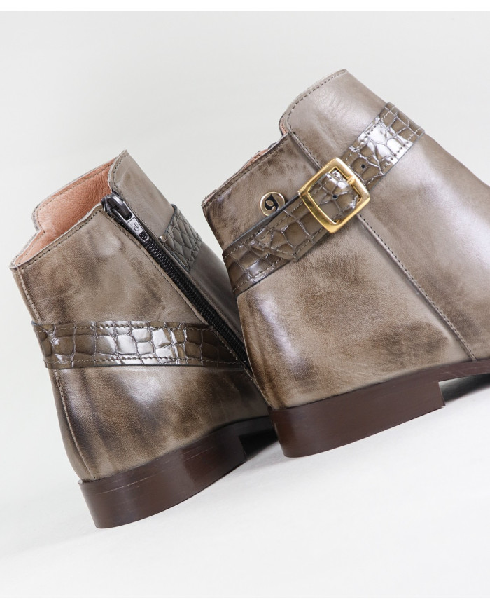 Taupe Boots of Lady Ginova with Buckle