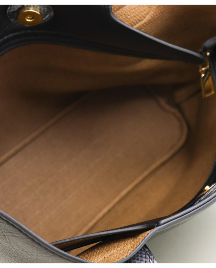 Bolsa negra de damas con bolsa interior