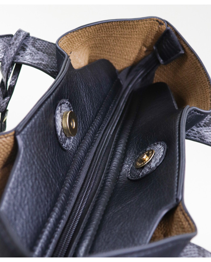 Bolsa negra de damas con bolsa interior