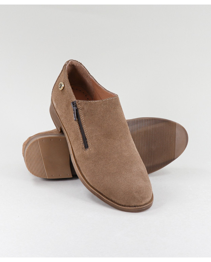 Taupe Shoes of Lady Ginova with Close on the Lateral