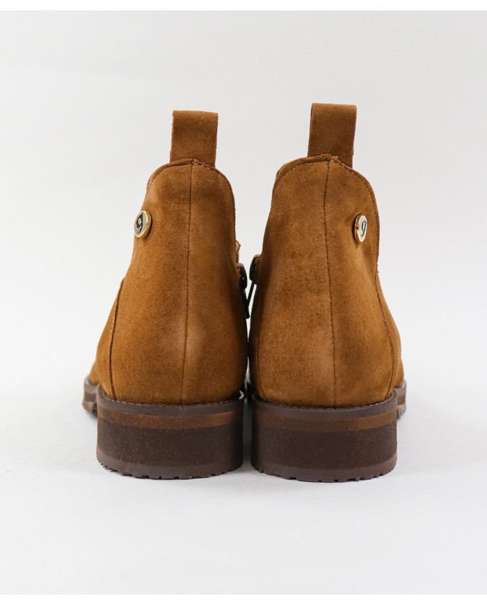 Botas de la Sra. Ginova con la Corte en el Frente