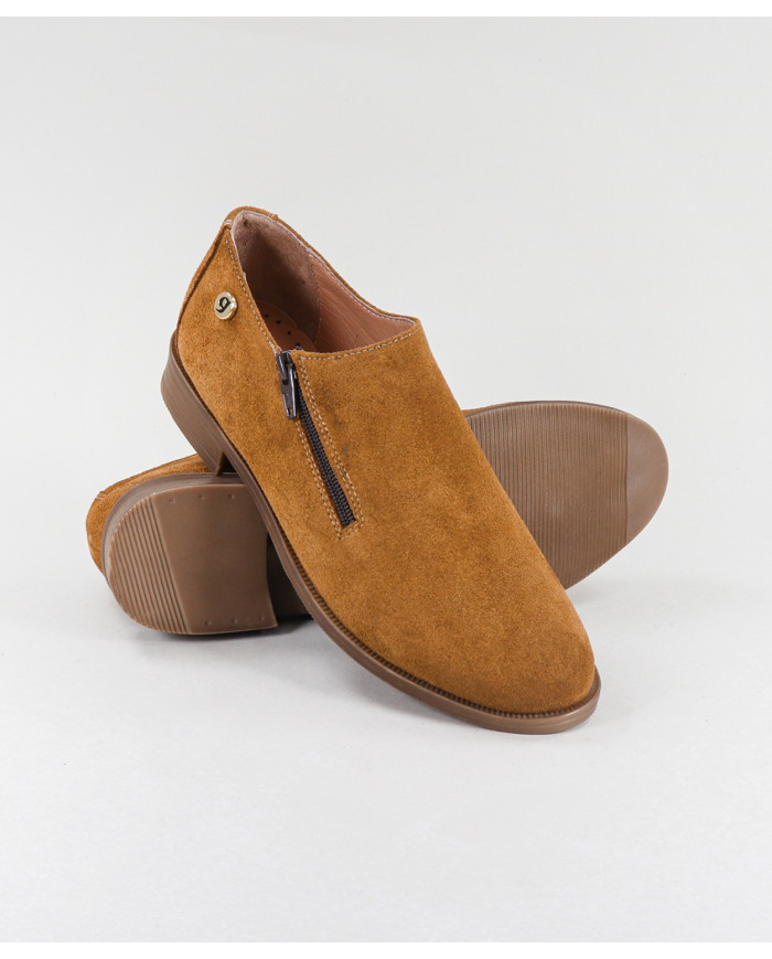 Camel Boots of Lady Ginova with Close on the Lateral