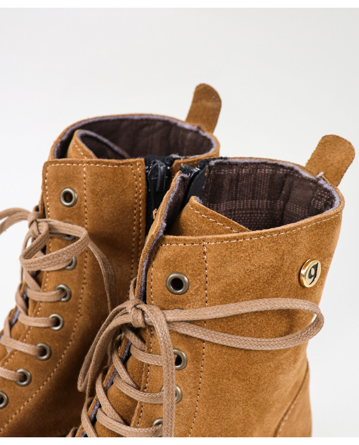 Camel Boots of Lady Ginova with Fabric Interior