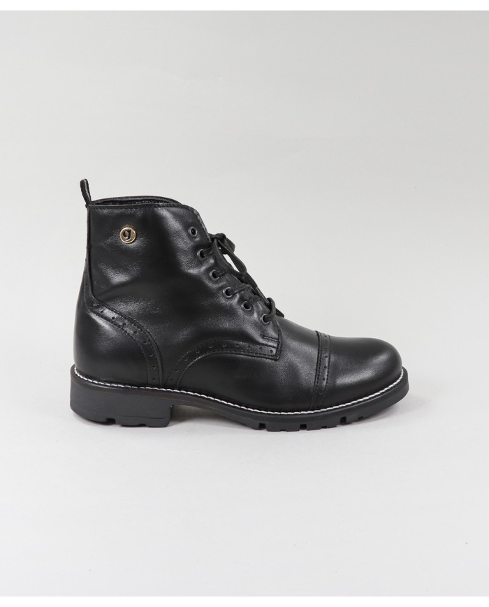 La señora Ginova Botas con Wholesalers