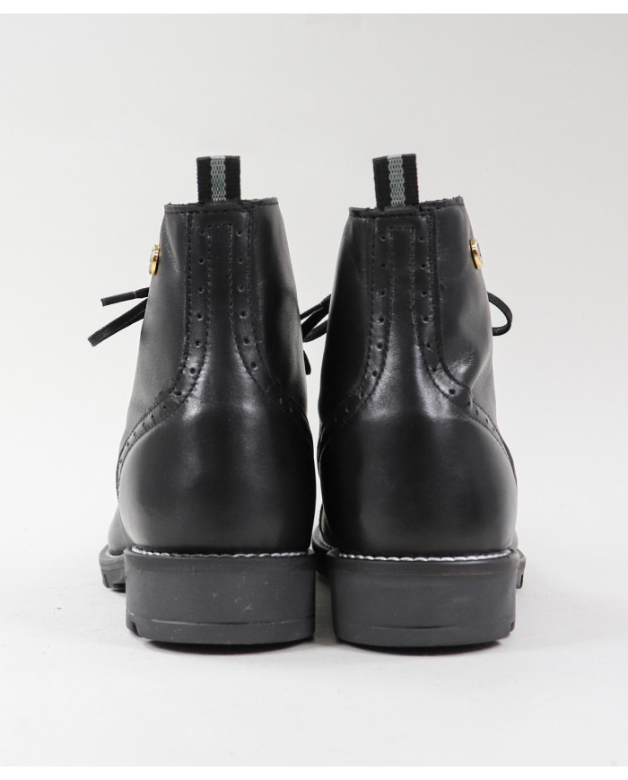 La señora Ginova Botas con Wholesalers