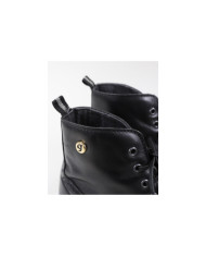 La señora Ginova Botas con Wholesalers