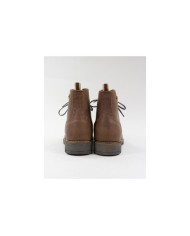 La señora Ginova Botas con Wholesalers