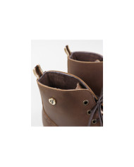 La señora Ginova Botas con Wholesalers