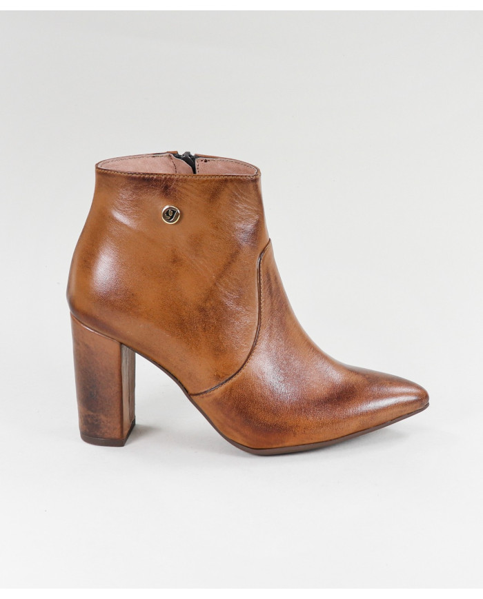 Camel Boots of Lady Ginova with Fecho
