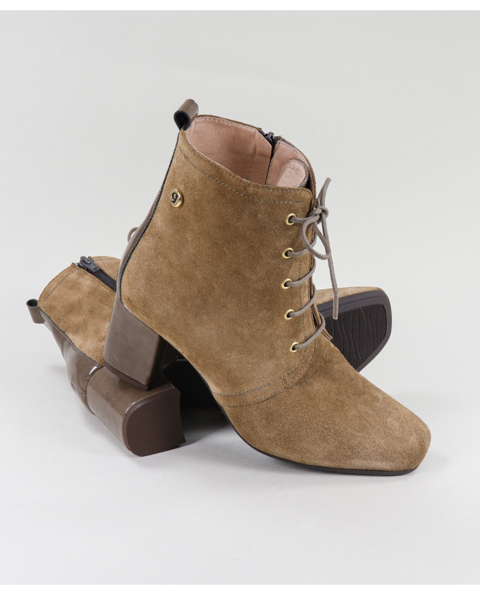 Taupe Boots of Lady Ginova with Wholesalers