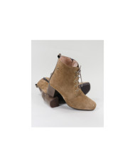 Taupe Boots of Lady Ginova with Wholesalers
