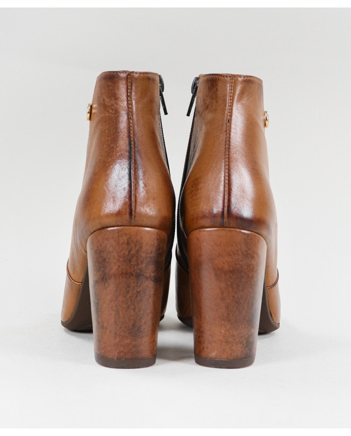 Camel Boots of Lady Ginova with Fecho