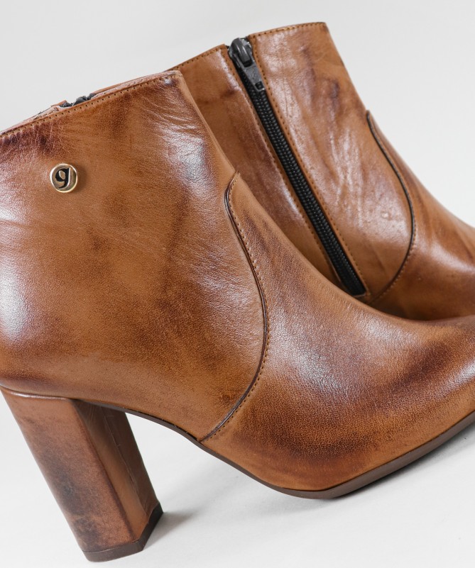 Botas Camel de Senhora Ginova com Fecho