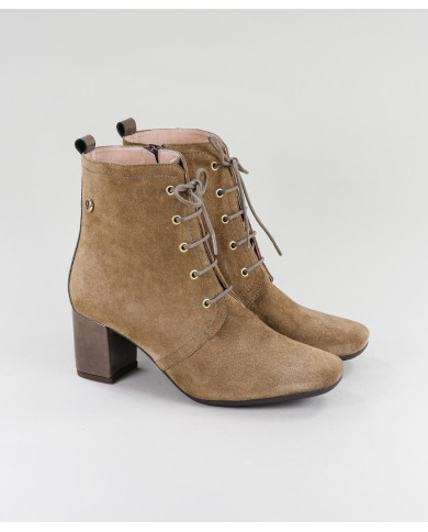 Taupe Boots of Lady Ginova with Wholesalers