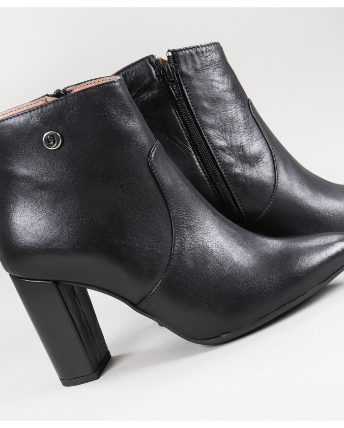 Maria Ginova Botas con Fecho