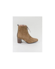 La señora Ginova Botas con Wholesalers