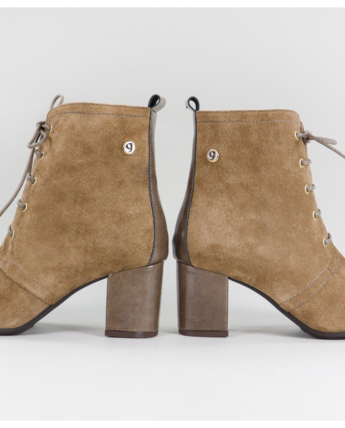 Taupe Boots of Lady Ginova with Wholesalers