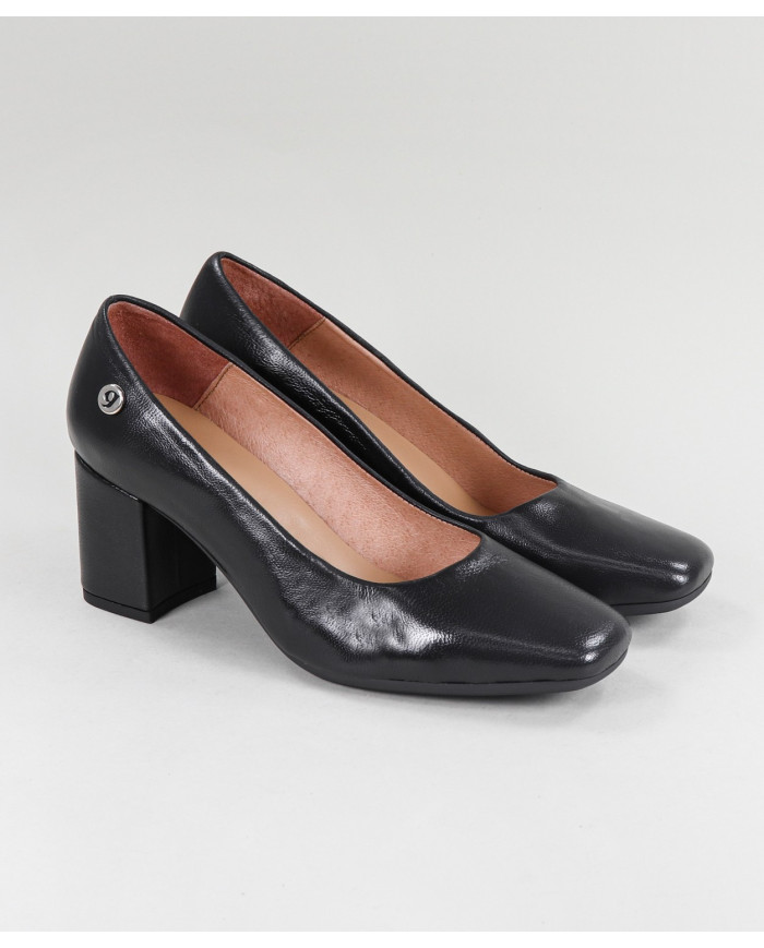 Black Shoes of Lady Ginova in Skin